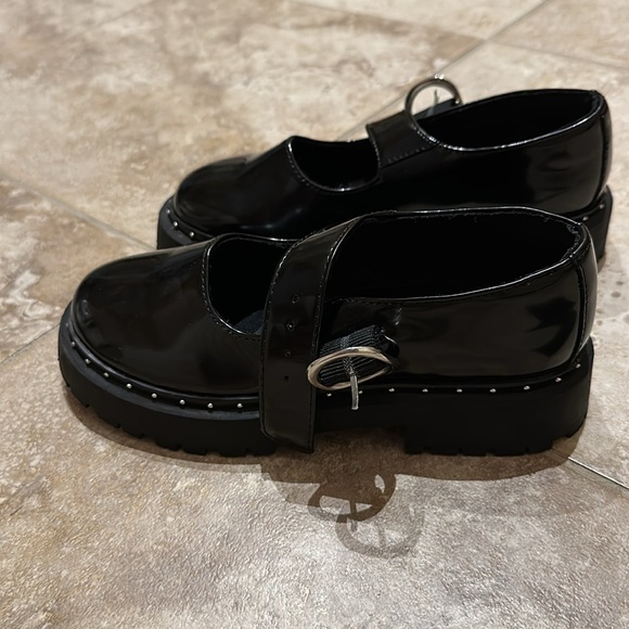 Studded lug sole Mary Janes, girl size 1, excellent condition - Picture 3 of 3